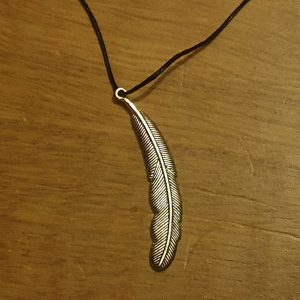 Collier plume argenté