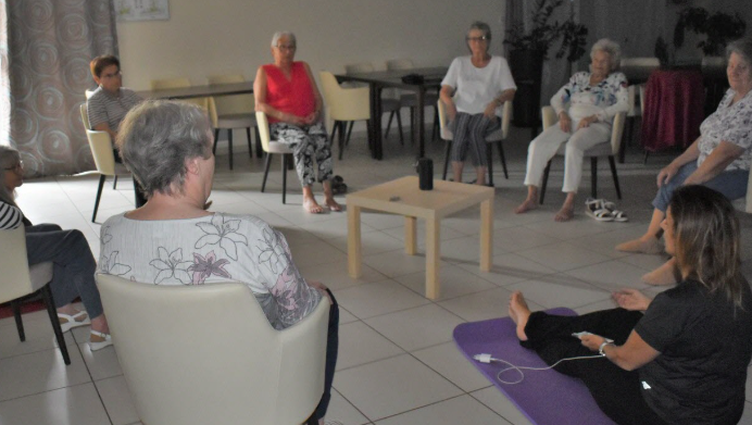 Groupe de femmes en séance de méditation.